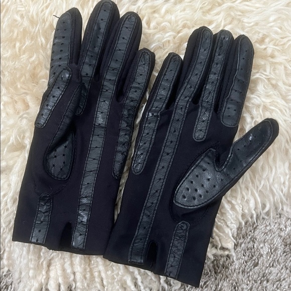 Isotoner Women's Spandex Shortie Glove with Chevron Detail - Picture 5 of 6